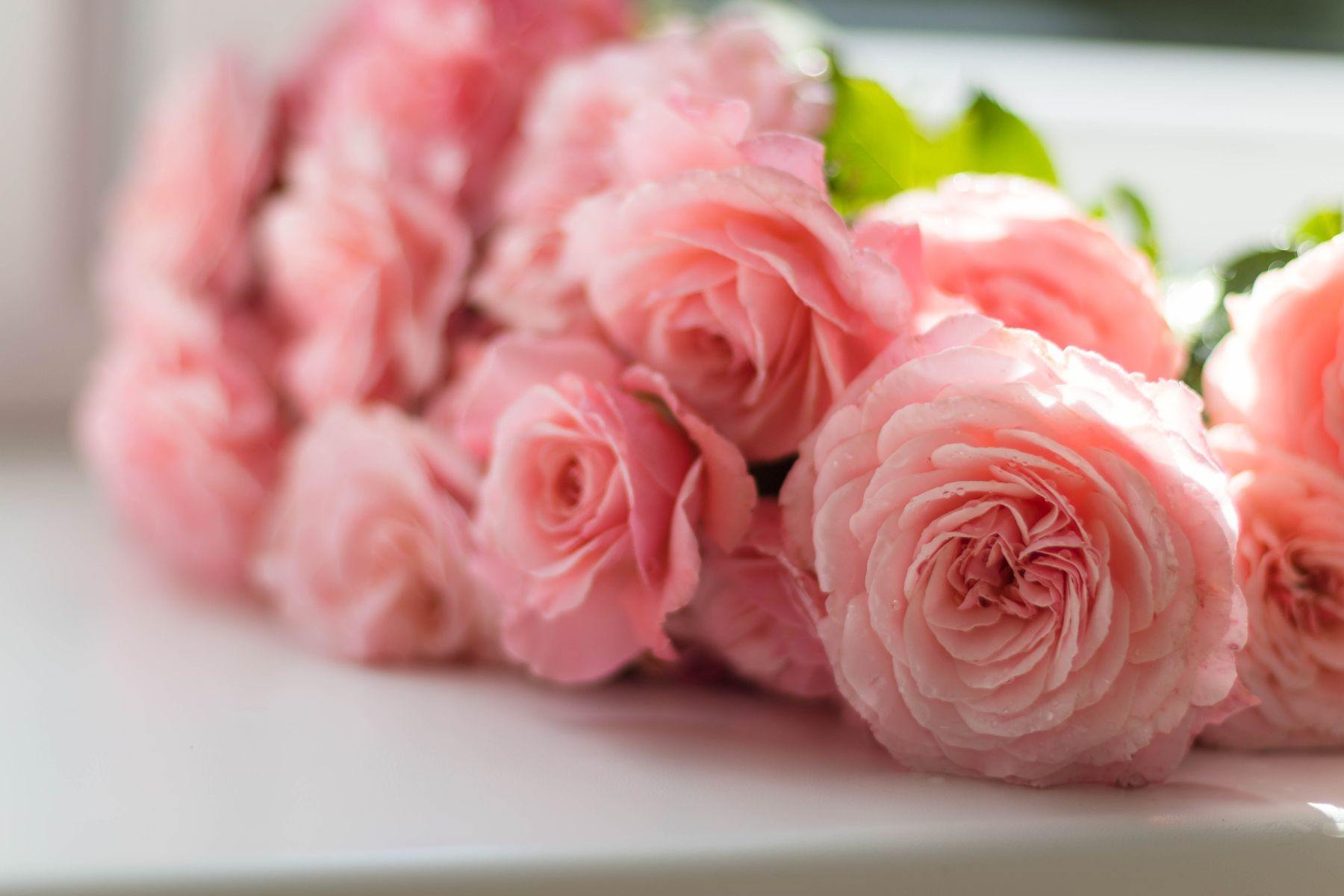 Buchet de flori de ”La multi ani” - Cum sa oferi cadoul potrivit pentru o persoana speciala din viata ta - = California Flowers, Bucuresti si Brasov