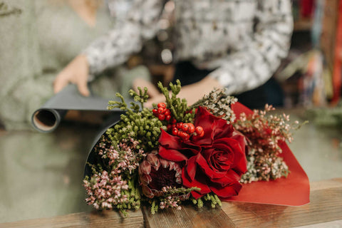Cum sa faci un buchet de flori pentru evenimentele speciale ale celor dragi