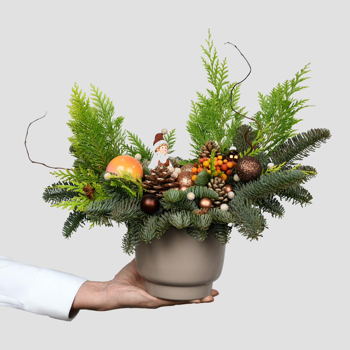 Christmas floral arrangements - California Flowers, Orange Christmas arrangement, Californiaflowers.ro