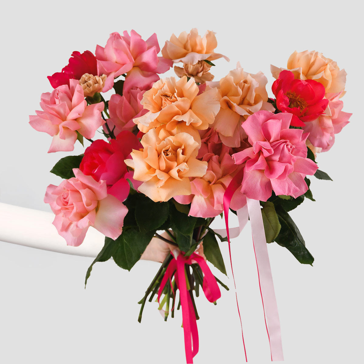 Flori de primavara, Buchet trandafiri speciali roz, portocalii si bujori roz, Californiaflowers.ro