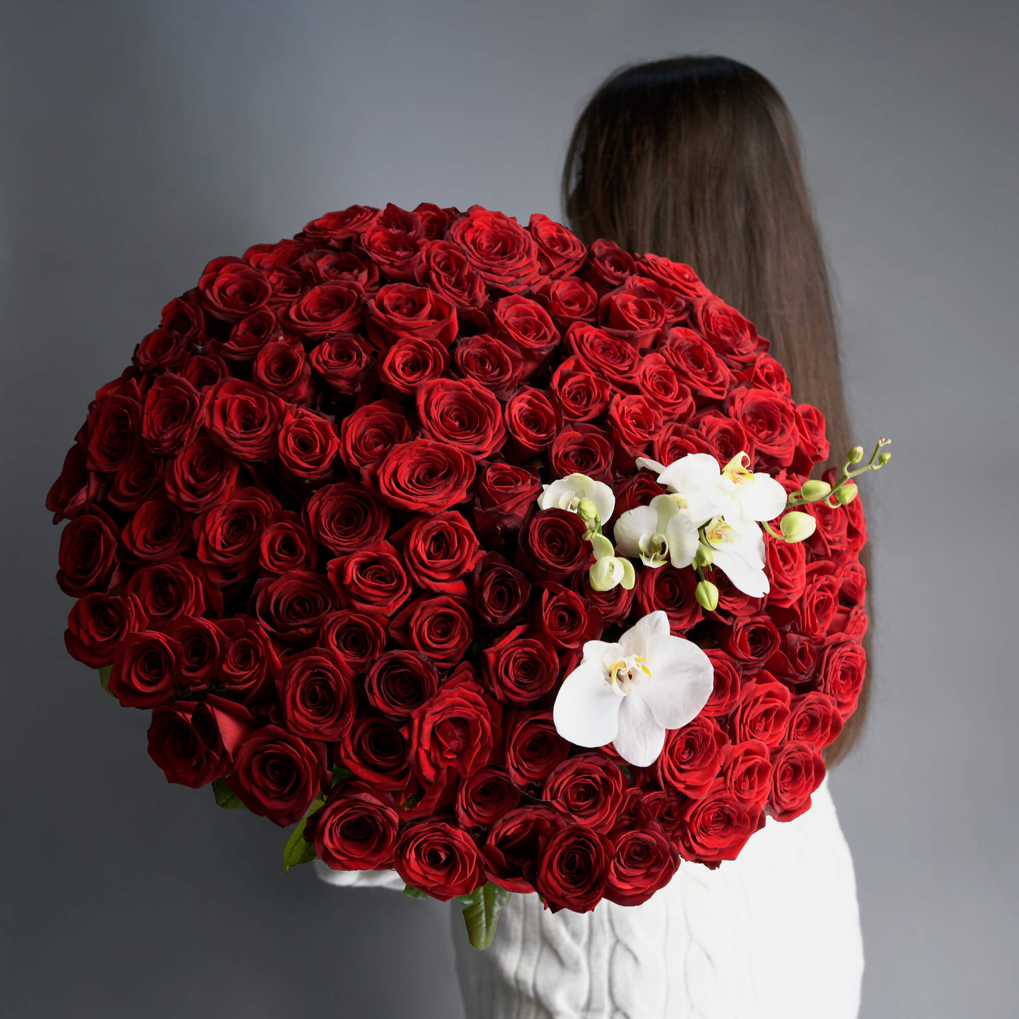 Buchet cu 101 trandafiri rosii si phalaenopsis