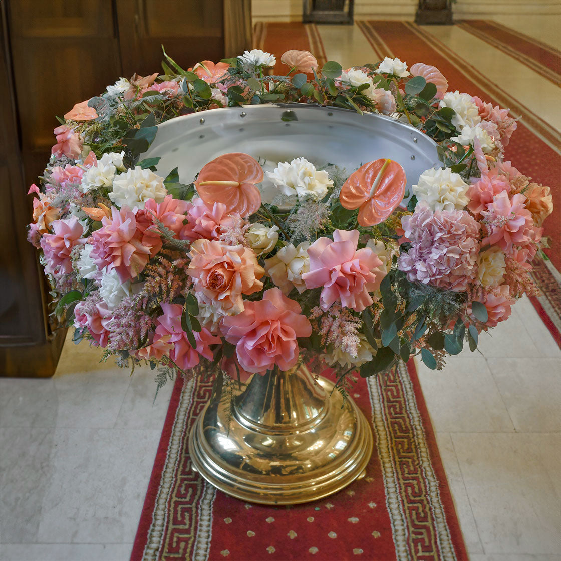 Aranjament cristelnita cu anthurium roz si trandafiri speciali, 1
