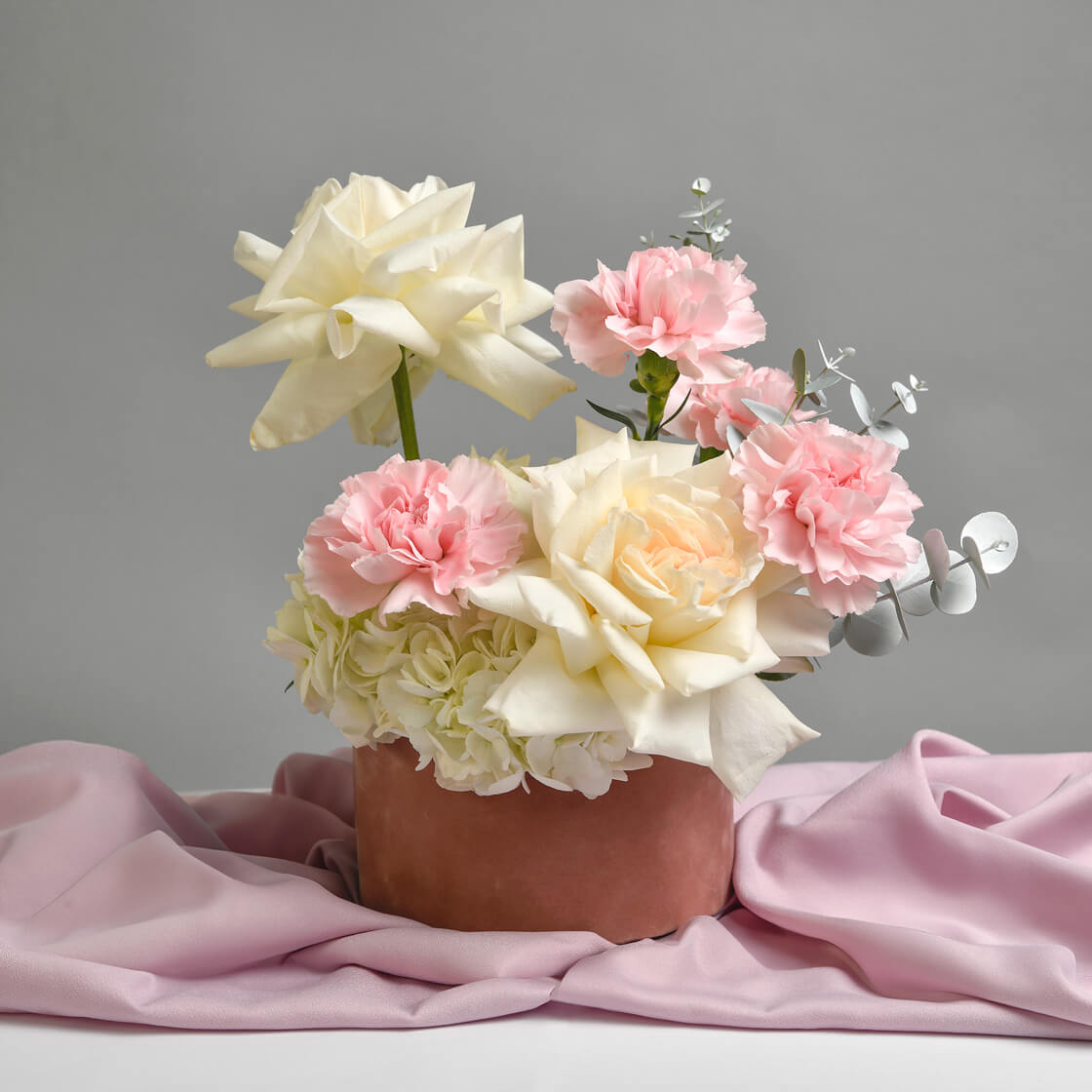 Aranjament de masa cu trandafiri speciali si hortensie, 1