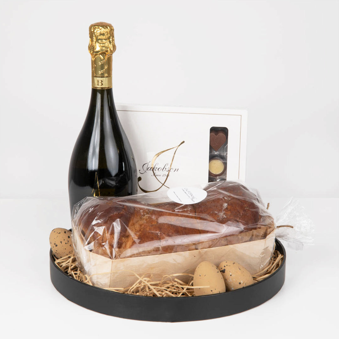 Gift with sparkling wine, cake and pralines