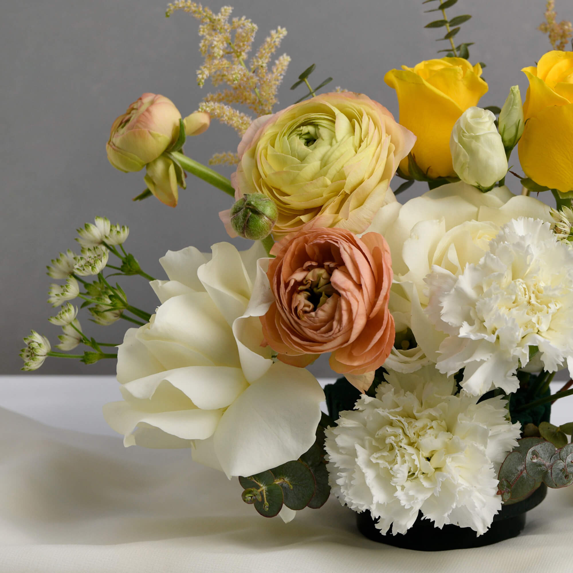 Aranjament de masa cu trandafiri albi si ranunculus, 2