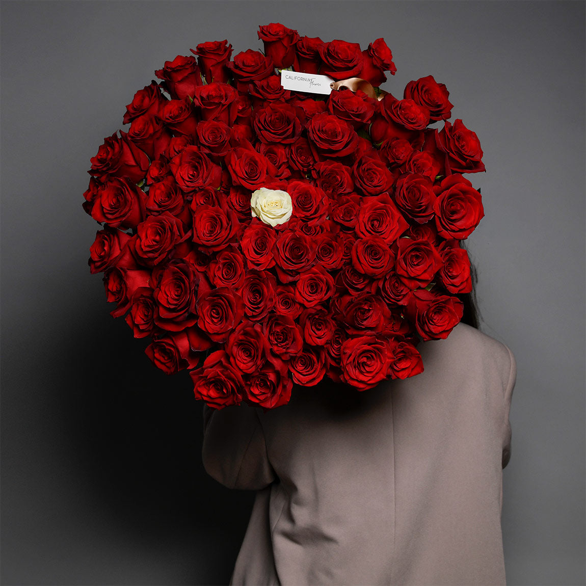 Flori pentru iubita – California Flowers, Buchet 101 trandafiri rosii si alb, Californiaflowers.ro