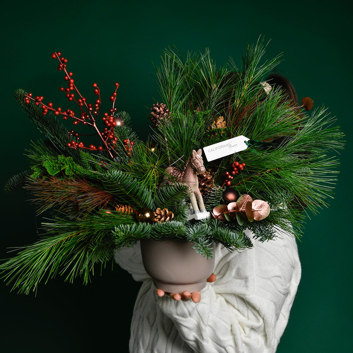 Florarie online - California Flowers ✅, Aranjament festiv de iarna, Californiaflowers.ro