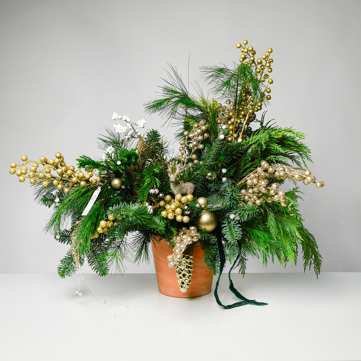 Florarie online - California Flowers ✅, Aranjament de Craciun cu cerb auriu, Californiaflowers.ro