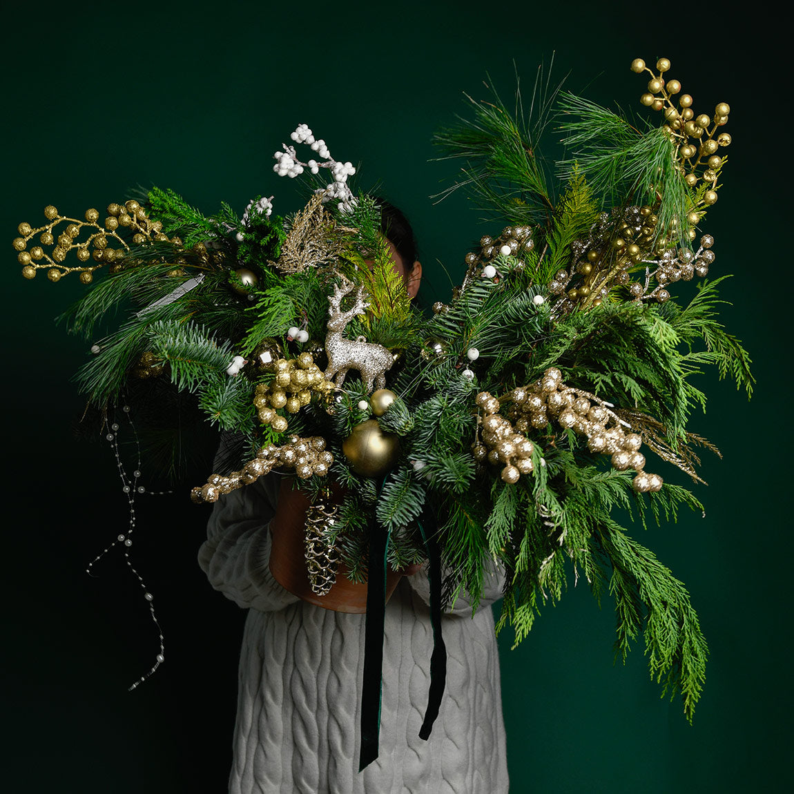 Aranjament de Craciun cu cerb auriu, 3, Californiaflowers.ro