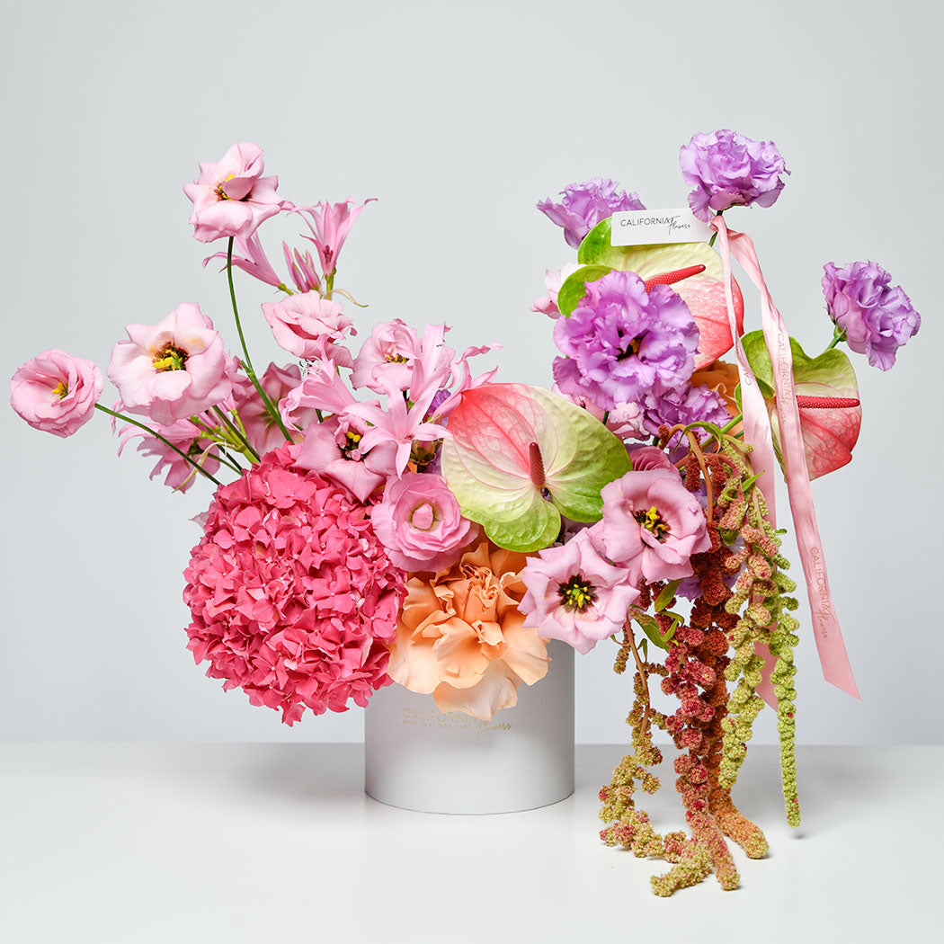 Colectia de toamna, Aranjament floral in cutie cu anthurium si lisianthus roz, Californiaflowers.ro