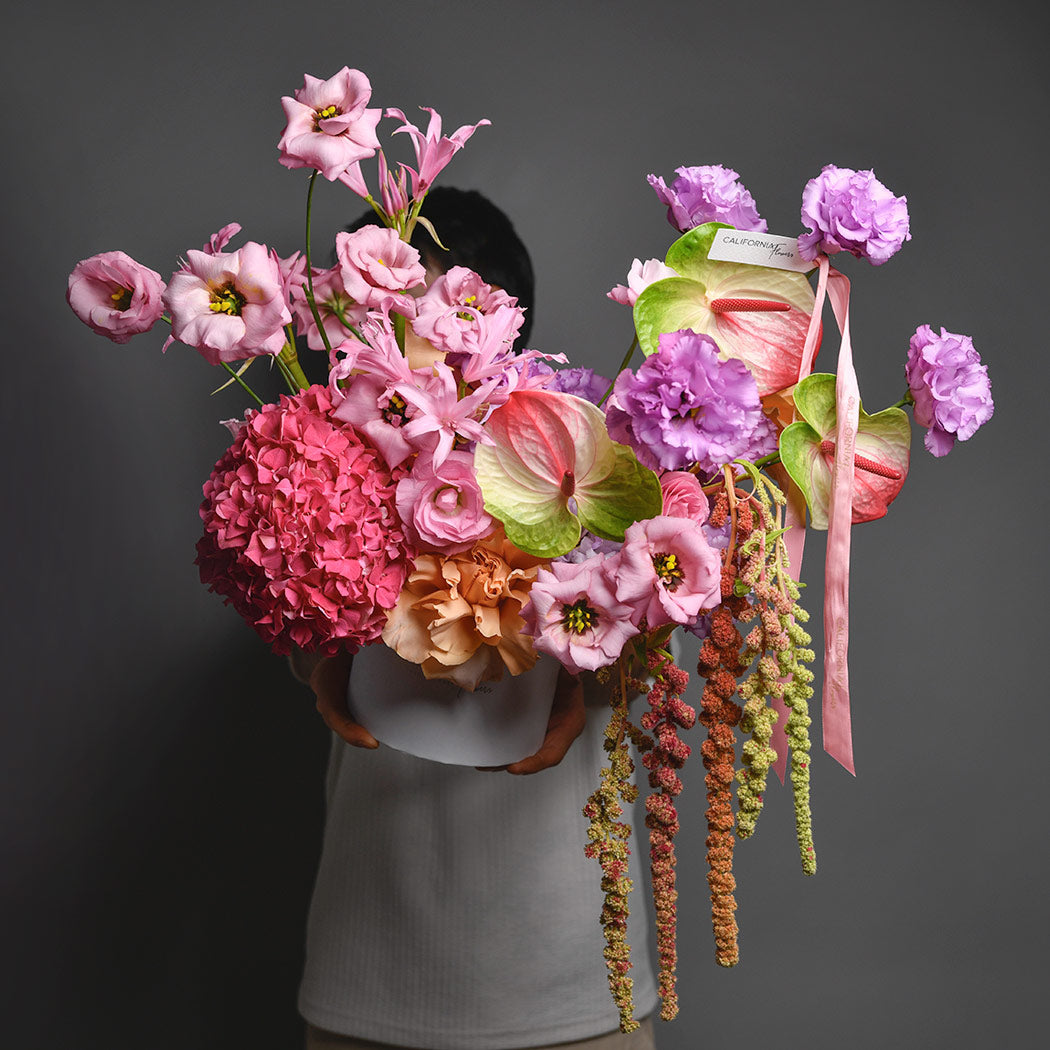 Colectia de toamna, Aranjament floral in cutie cu anthurium si lisianthus roz, Californiaflowers.ro