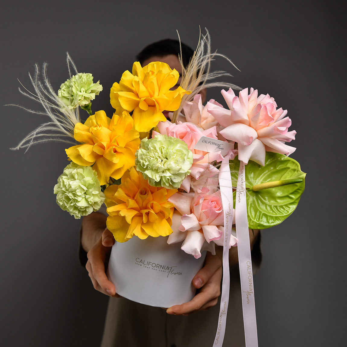 Livrare flori Bucuresti - California Flowers, Aranjament floral in cutie cu dianthus, trandafiri si anthurium, Californiaflowers.ro