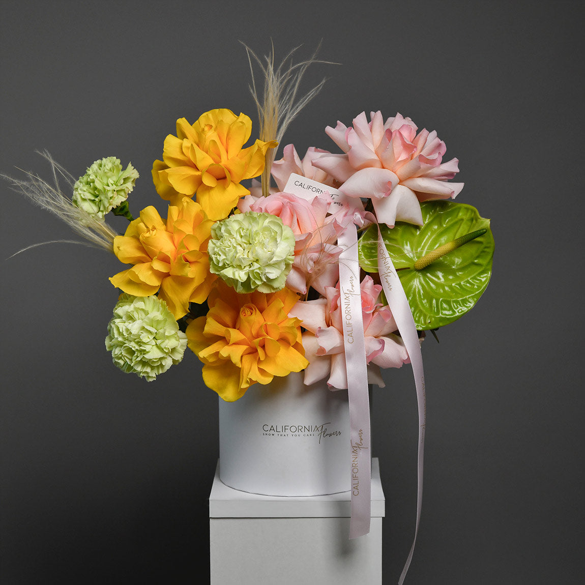 Aranjament floral in cutie cu dianthus, trandafiri si anthurium, 3, Californiaflowers.ro