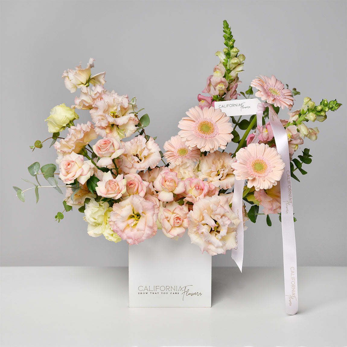 Livrare flori Bucuresti - California Flowers, Aranjament floral in cutie cu gerbera si lisianthus, Californiaflowers.ro