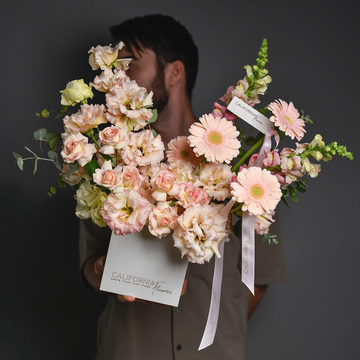 Livrare flori Bucuresti - California Flowers, Aranjament floral in cutie cu gerbera si lisianthus, Californiaflowers.ro