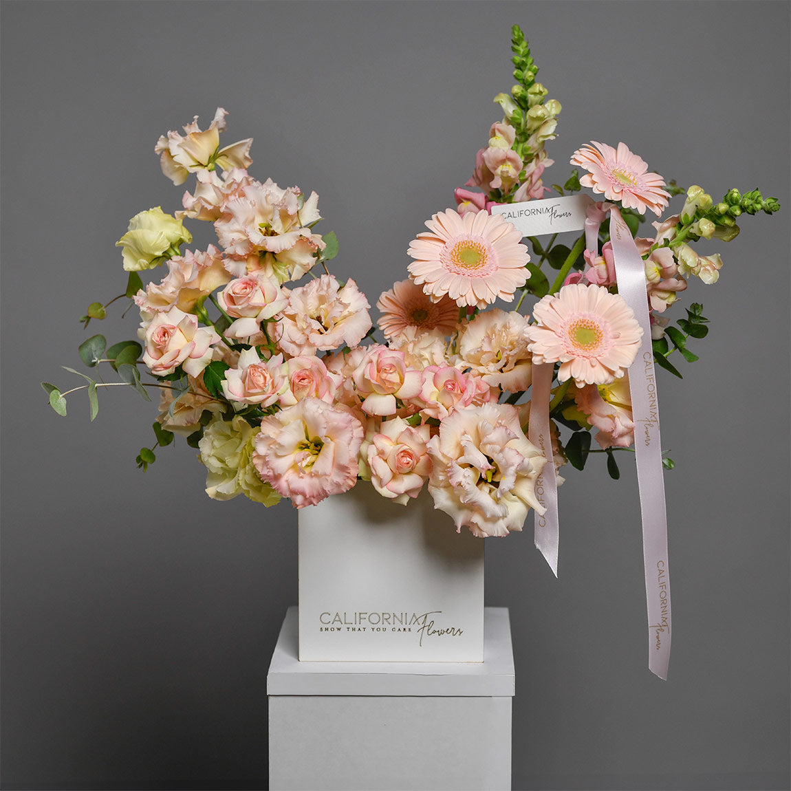 Aranjament floral in cutie cu gerbera si lisianthus, 3, Californiaflowers.ro