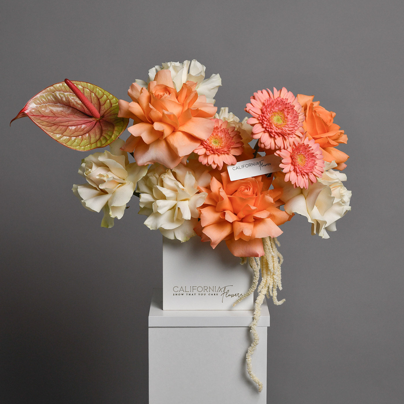 Aranjament floral in cutie cu gerbera si trandafiri peach, 3, Californiaflowers.ro