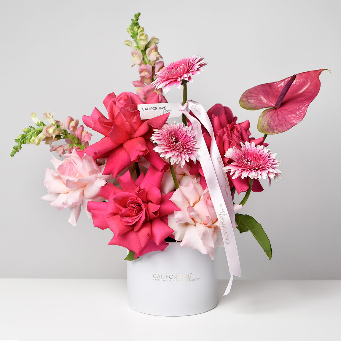 Aranjamente florale, Aranjament floral in cutie cu gerbera si trandafiri speciali multicolori, Californiaflowers.ro