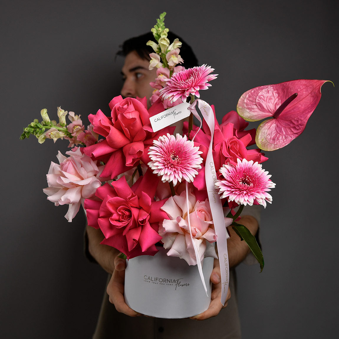 Aranjamente florale, Aranjament floral in cutie cu gerbera si trandafiri speciali multicolori, Californiaflowers.ro