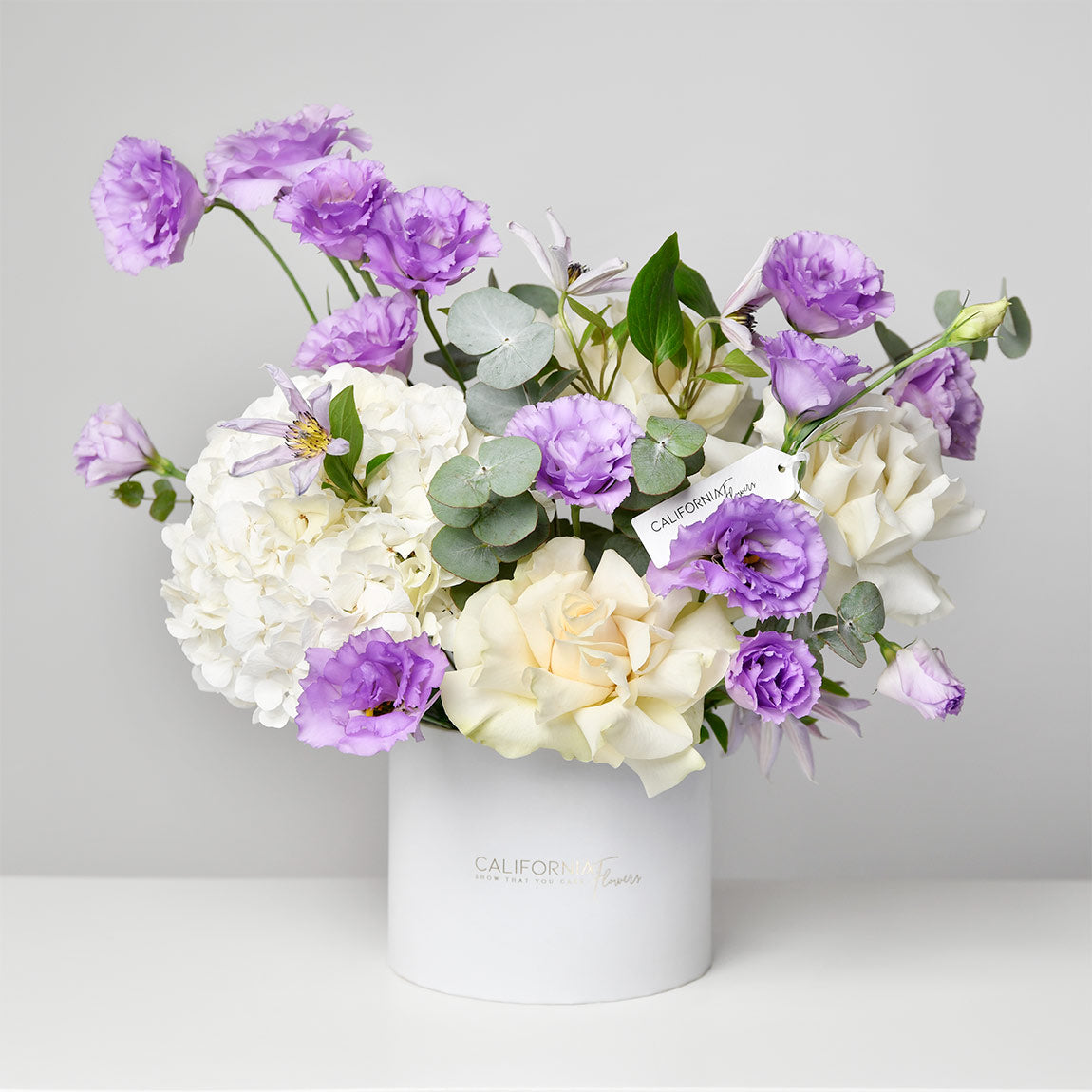 Livrare flori Bucuresti - California Flowers, Aranjament floral in cutie cu hortensie lisianthus si clematis, Californiaflowers.ro