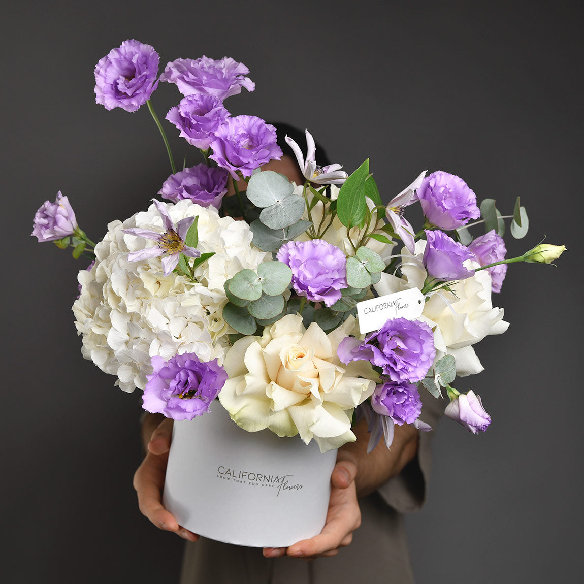 Livrare flori Bucuresti - California Flowers, Aranjament floral in cutie cu hortensie lisianthus si clematis, Californiaflowers.ro