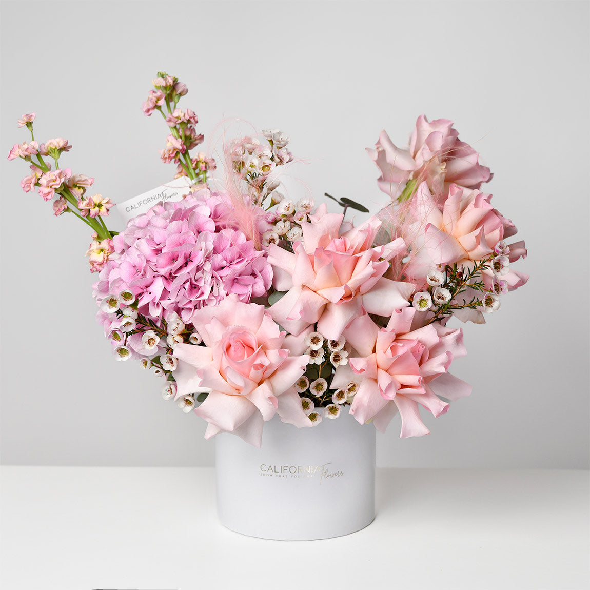 Livrare flori Bucuresti - California Flowers, Aranjament floral in cutie cu hortensie, trandafiri si matthiola, Californiaflowers.ro