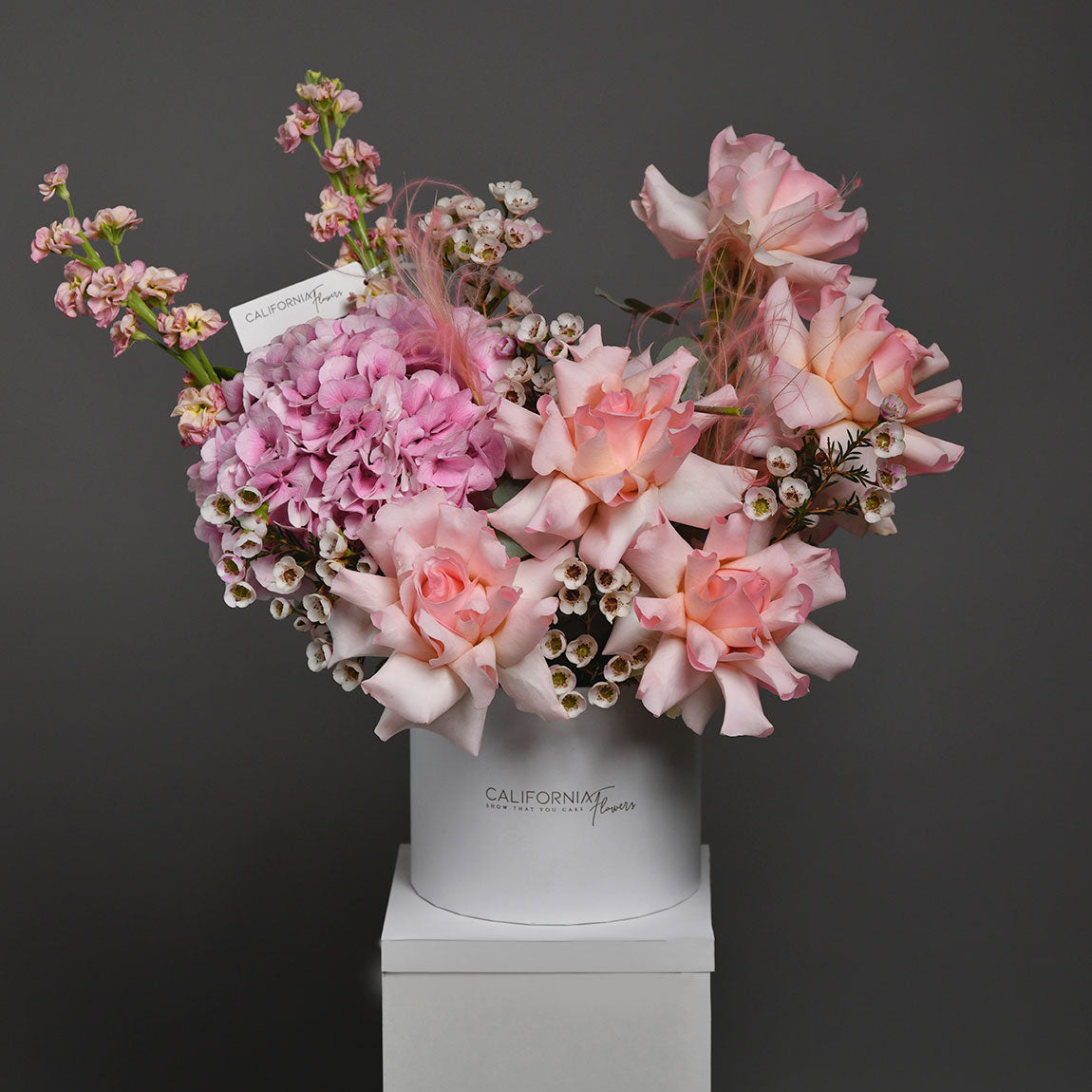 Aranjament floral in cutie cu hortensie, trandafiri si matthiola, 3, Californiaflowers.ro
