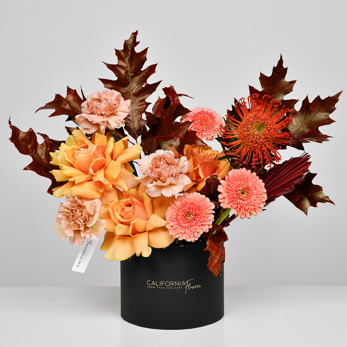 Buchete si aranjamente, Aranjament floral in cutie cu leucadendron, trandafiri si gerbera, Californiaflowers.ro