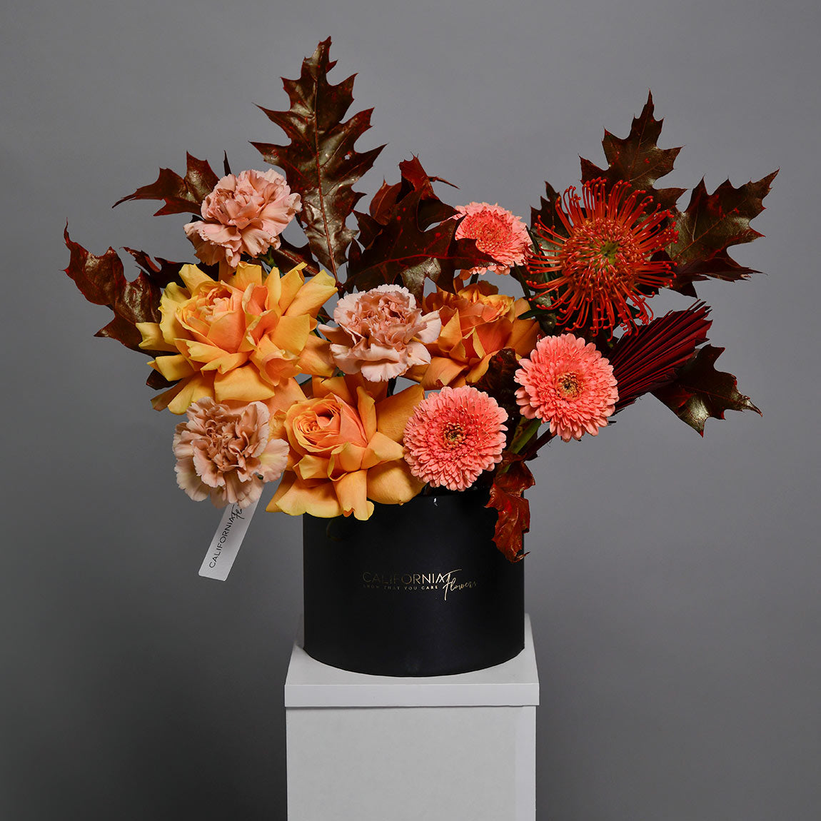 Aranjament floral in cutie cu leucadendron, trandafiri si gerbera, 3, Californiaflowers.ro