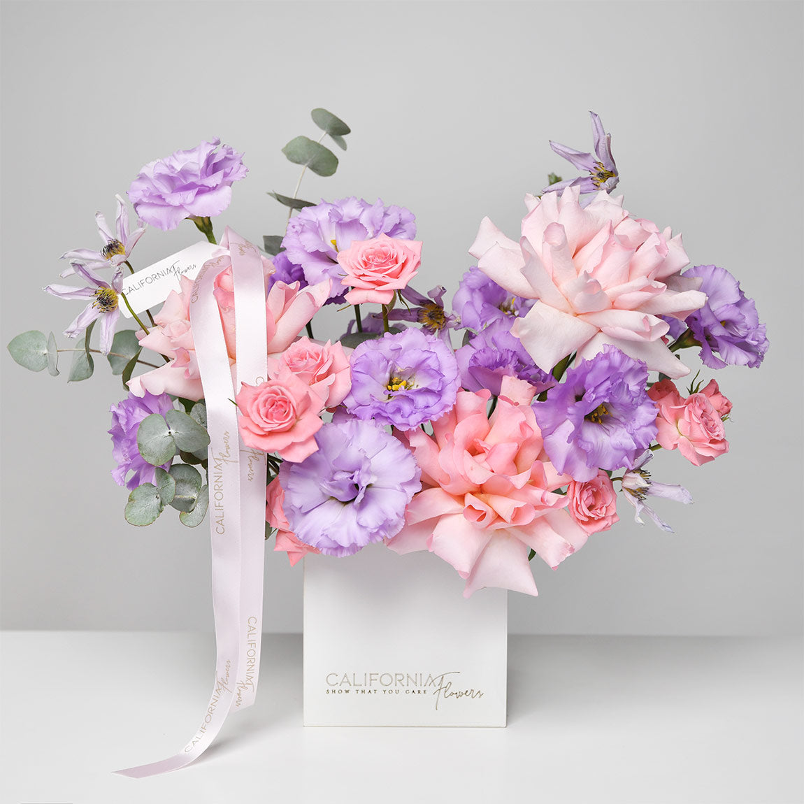 Livrare flori Bucuresti - California Flowers, Aranjament floral in cutie cu lisianthus mov si trandafiri speciali, Californiaflowers.ro