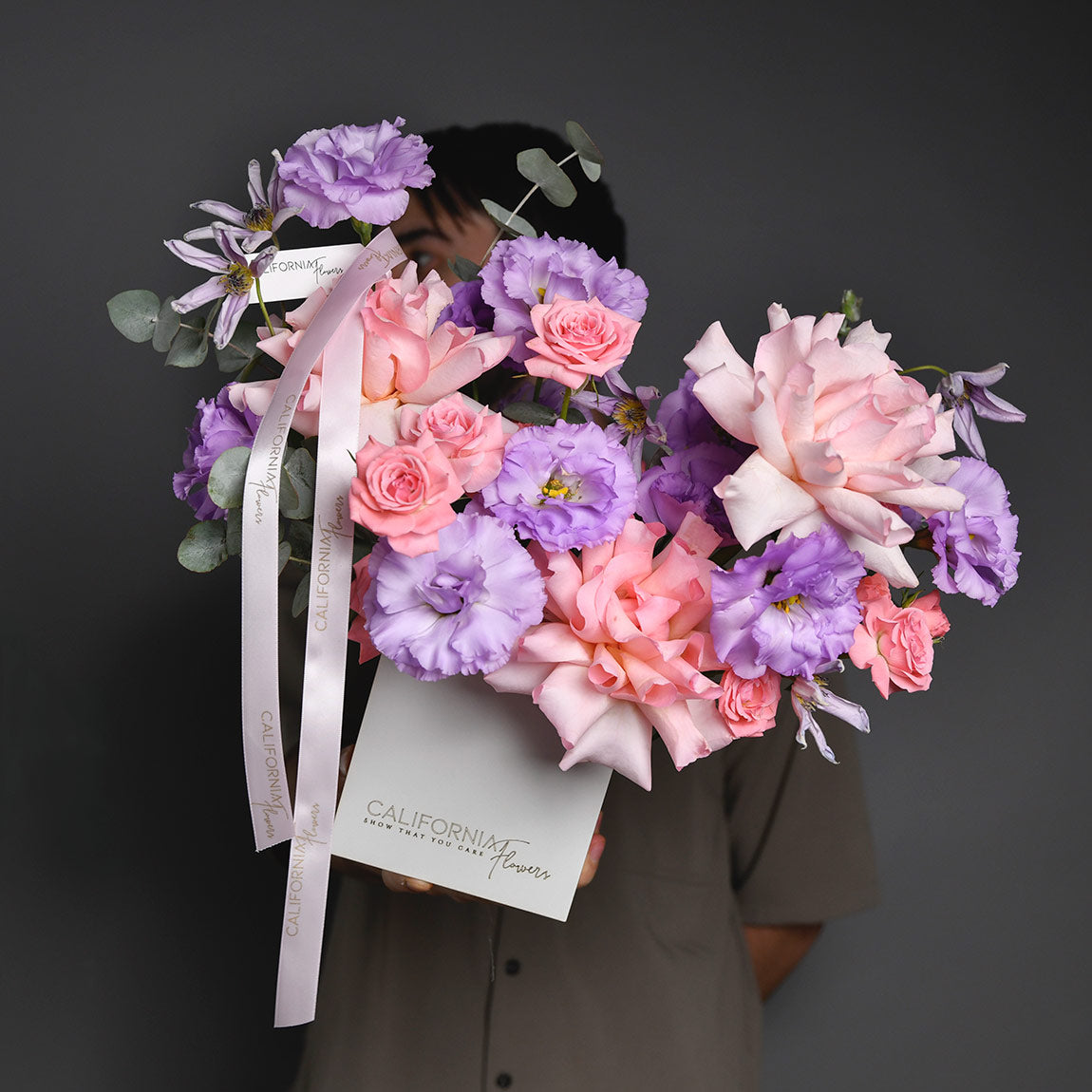 Livrare flori Bucuresti - California Flowers, Aranjament floral in cutie cu lisianthus mov si trandafiri speciali, Californiaflowers.ro