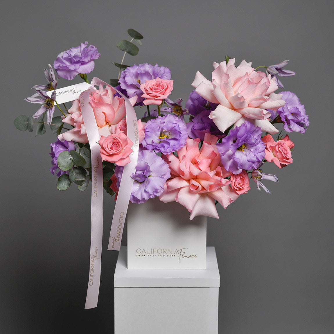 Aranjament floral in cutie cu lisianthus mov si trandafiri speciali, 3, Californiaflowers.ro