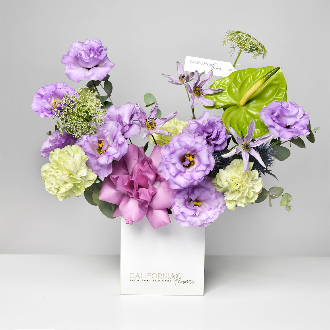 Flori de 8 Martie - California Flowers, Aranjament floral in cutie cu lisianthus, dianthus si trandafiri, Californiaflowers.ro