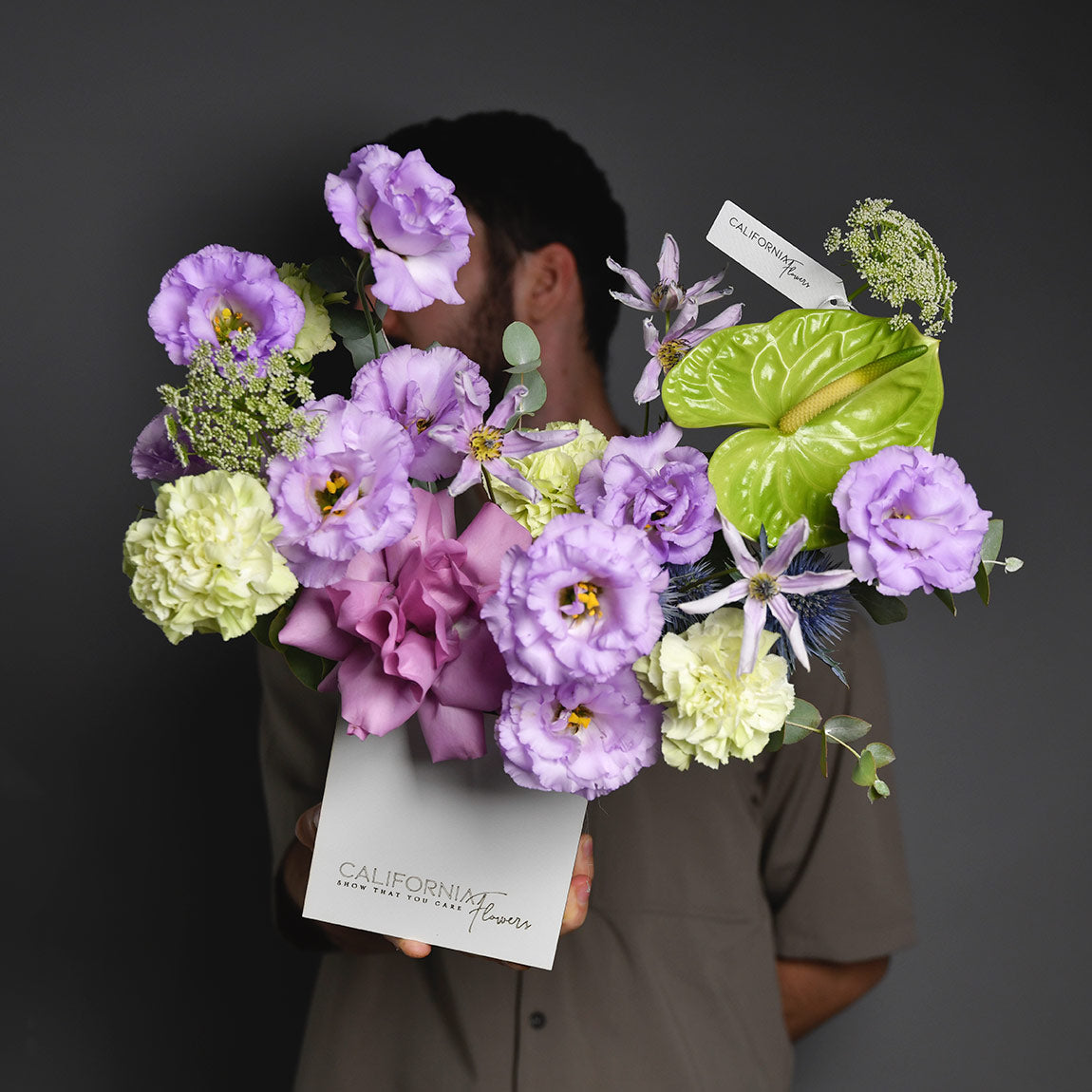 Flori de 8 Martie - California Flowers, Aranjament floral in cutie cu lisianthus, dianthus si trandafiri, Californiaflowers.ro
