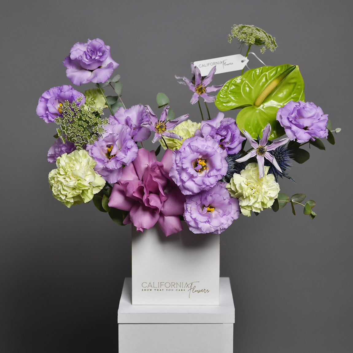 Aranjament floral in cutie cu lisianthus, dianthus si trandafiri, 3, Californiaflowers.ro