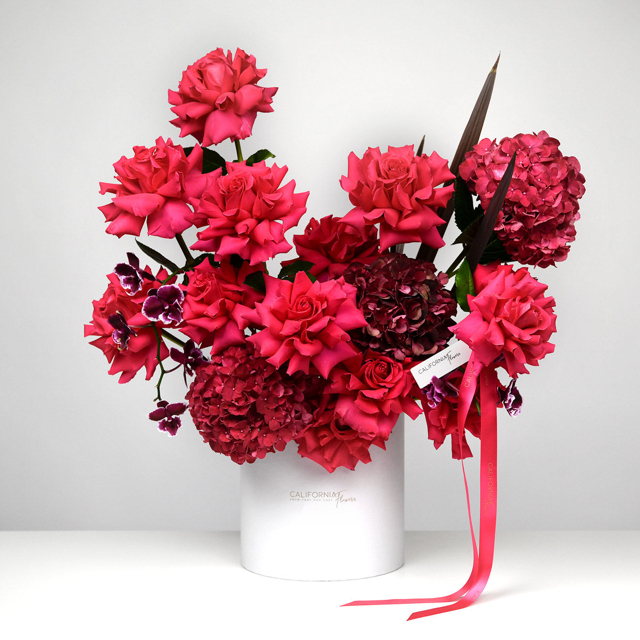 Flori de Sf. Maria - California Flowers, Aranjament floral in cutie cu phalaenopsis si hortensie, Californiaflowers.ro