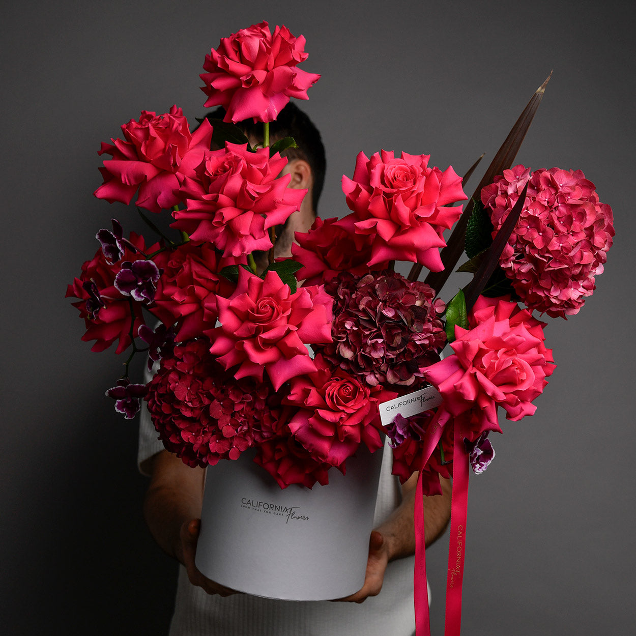 Flori de Sf. Maria - California Flowers, Aranjament floral in cutie cu phalaenopsis si hortensie, Californiaflowers.ro