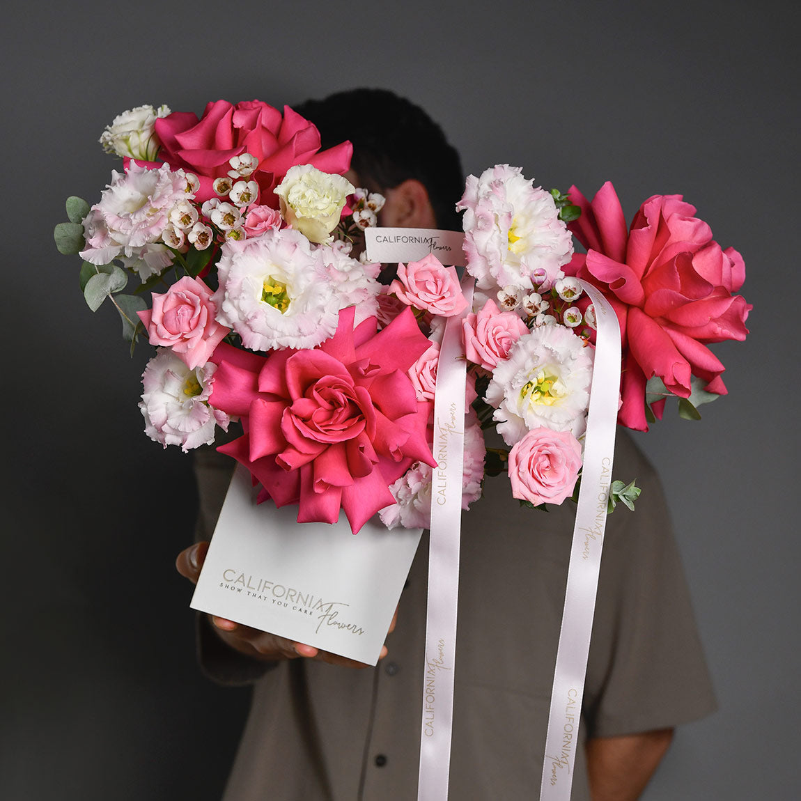 Livrare flori Bucuresti - California Flowers, Aranjament floral in cutie cu trandafiri speciali Pink si lisianthus, Californiaflowers.ro