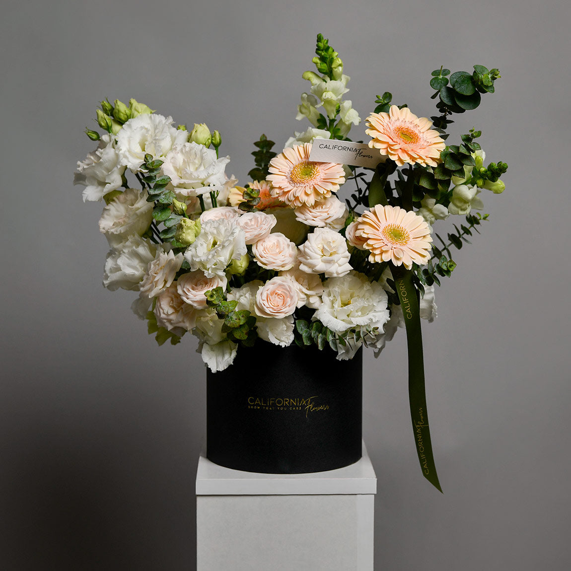 Aranjament in cutie cu gerbera somon si lisianthus, 3, Californiaflowers.ro