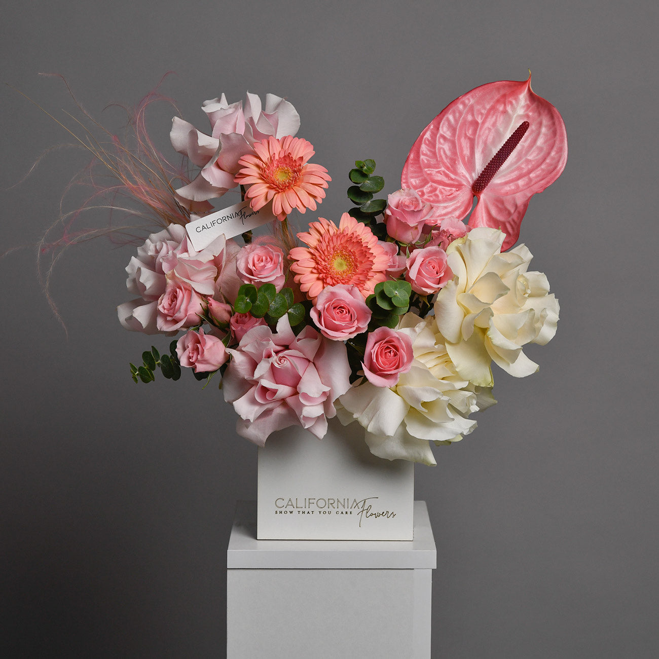 Aranjament in cutie cu miniroze, gerbera si anthurium, 3, Californiaflowers.ro