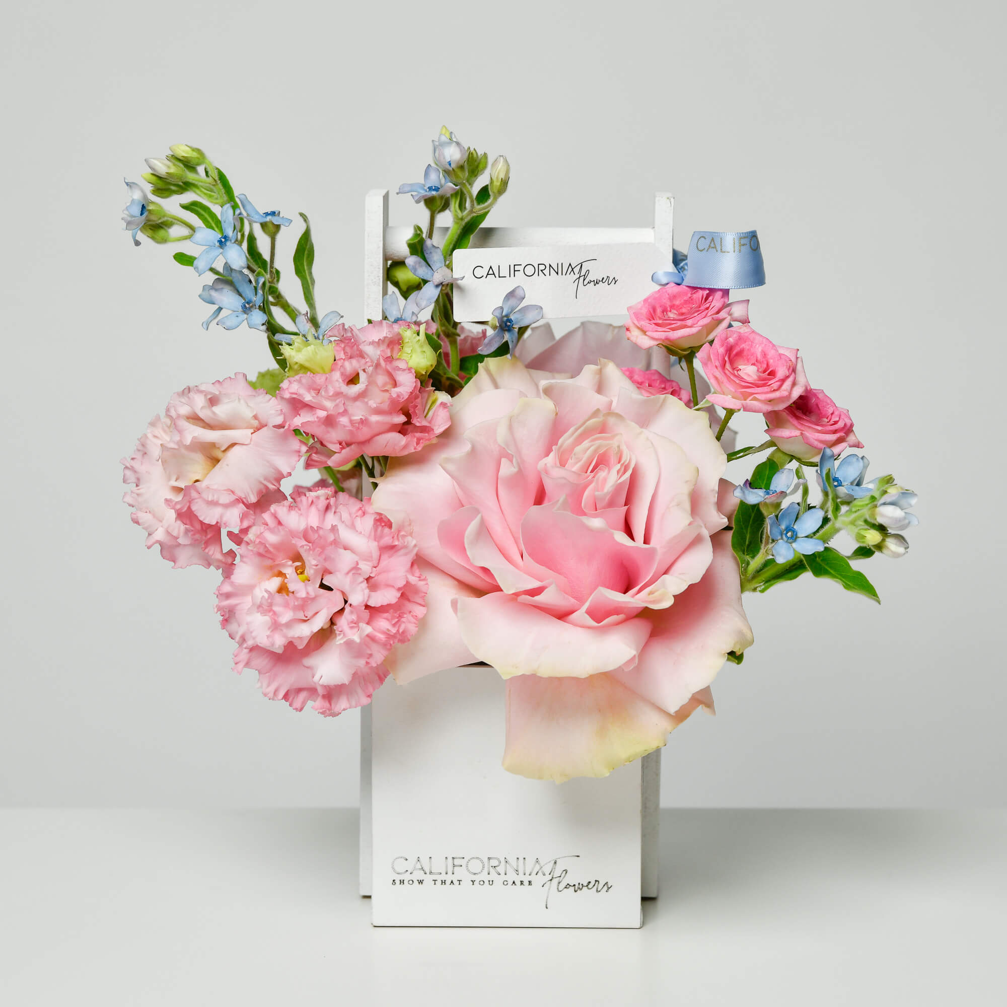 Cutii cu flori - California Flowers, Aranjament cu trandafiri roz, Californiaflowers.ro