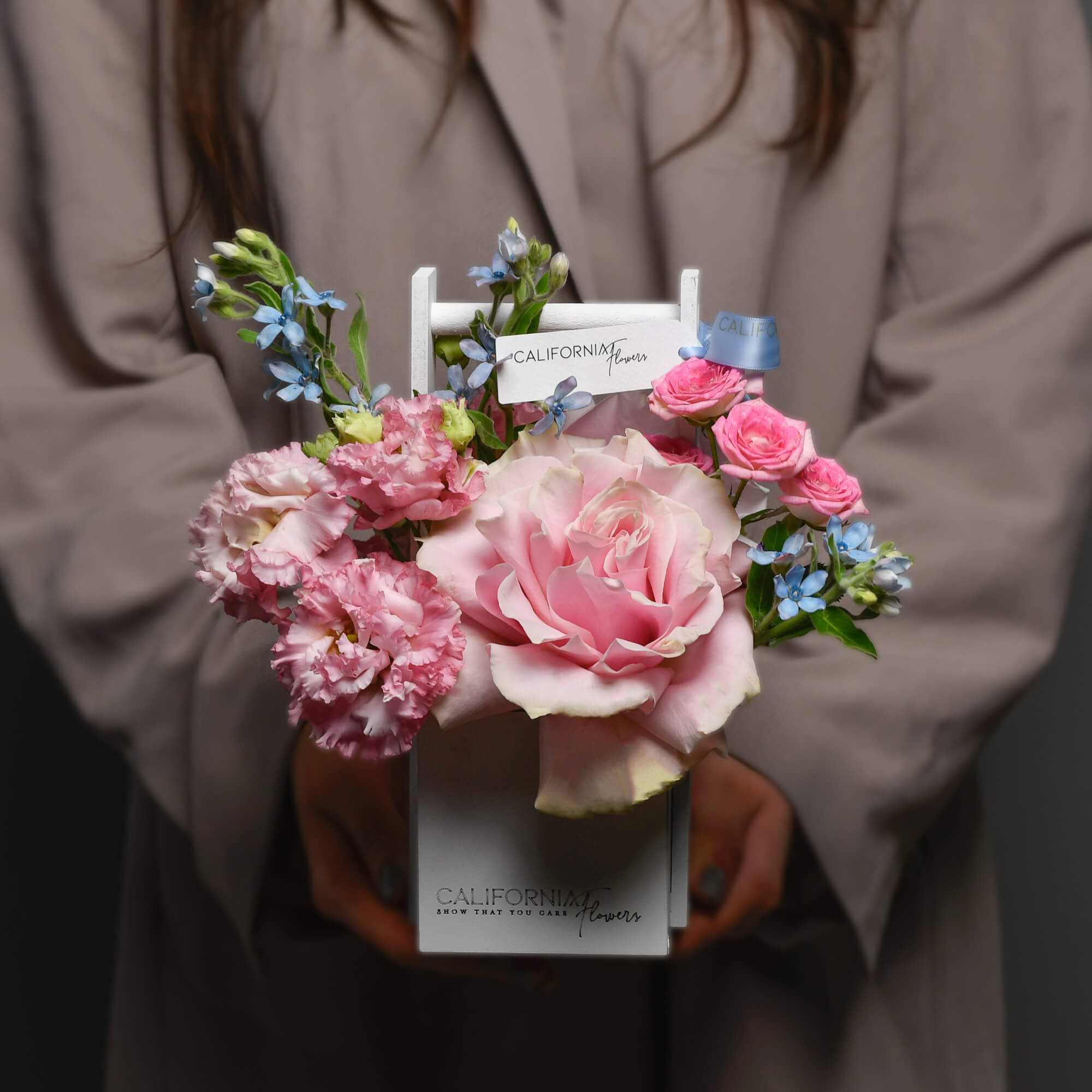 Cutii cu flori - California Flowers, Aranjament cu trandafiri roz, Californiaflowers.ro