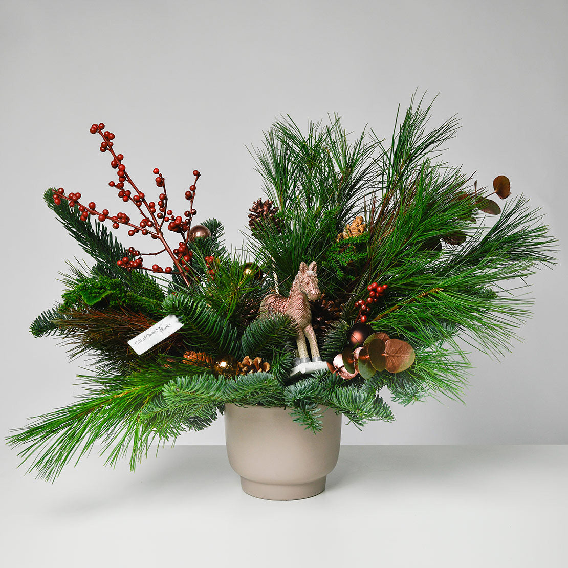 Florarie online - California Flowers ✅, Aranjament festiv de iarna, Californiaflowers.ro