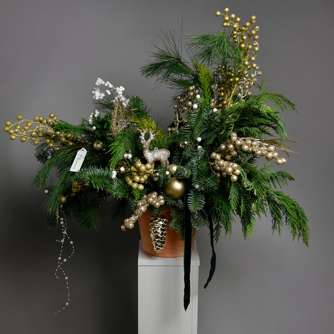 Florarie online - California Flowers ✅, Aranjament de Craciun cu cerb auriu, Californiaflowers.ro