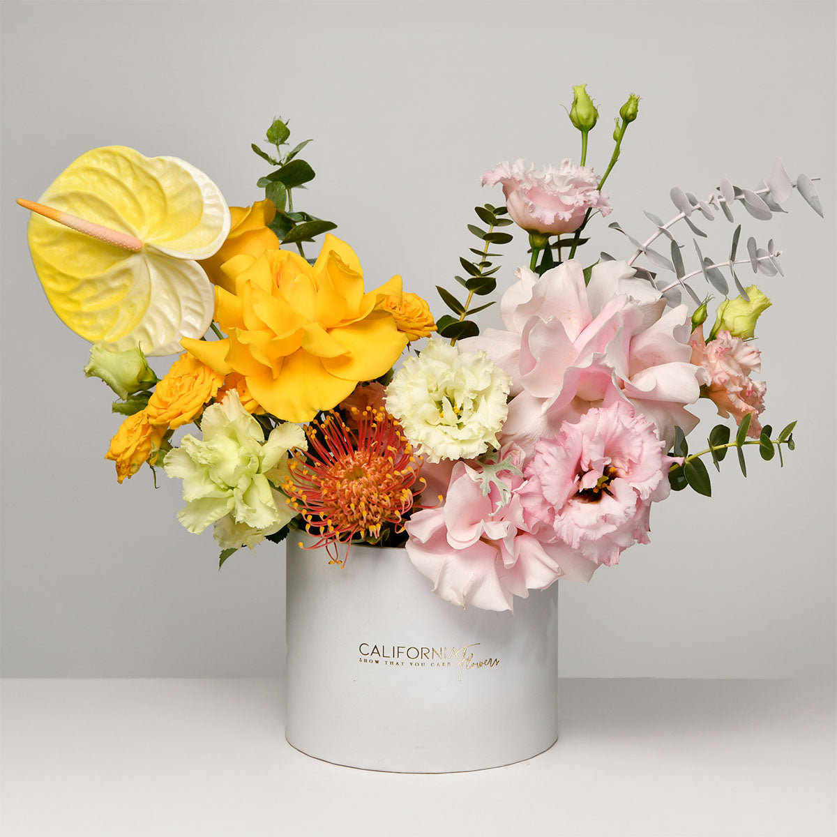 Flori de primavara, Aranjament floral in cutie cu anthurium, lisianthus si trandafiri speciali, Californiaflowers.ro