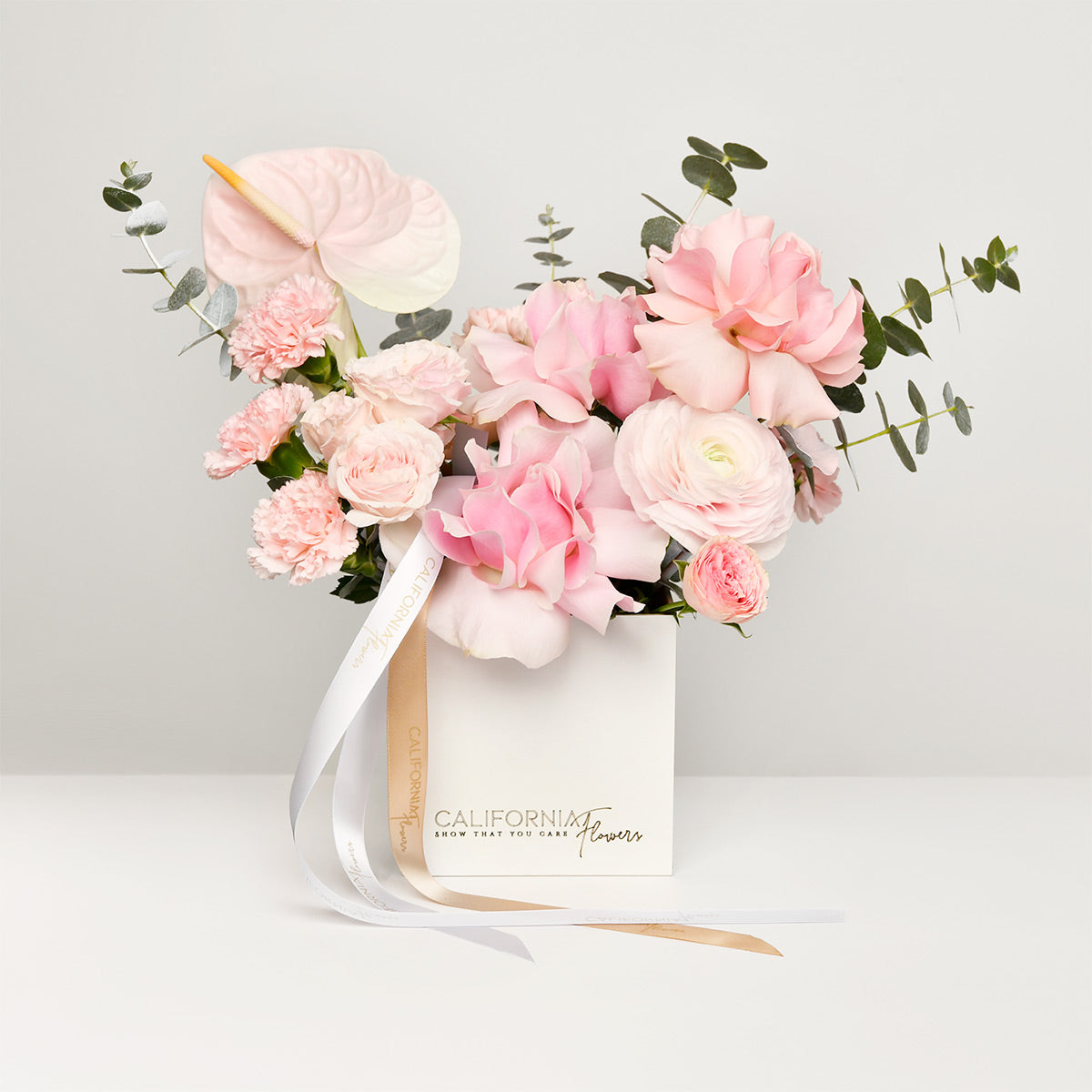 Livrare flori Bucuresti - California Flowers, Aranjament floral in cutie cu anthurium, miniroze si ranunculus, Californiaflowers.ro
