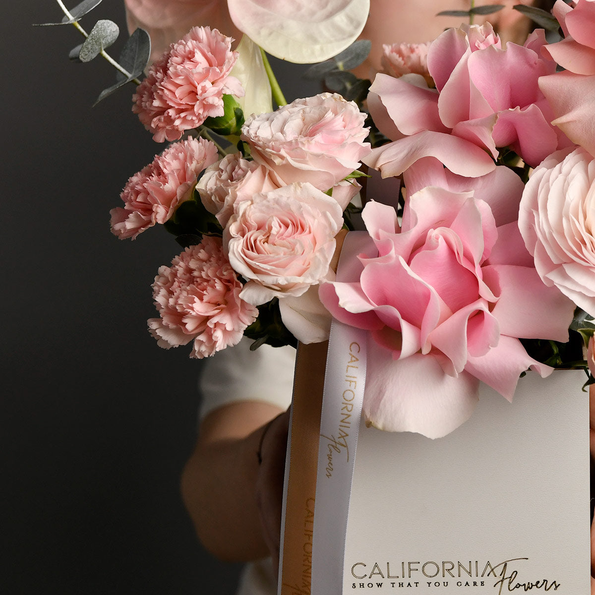 Aranjament floral in cutie cu anthurium, miniroze si ranunculus, 3, Californiaflowers.ro