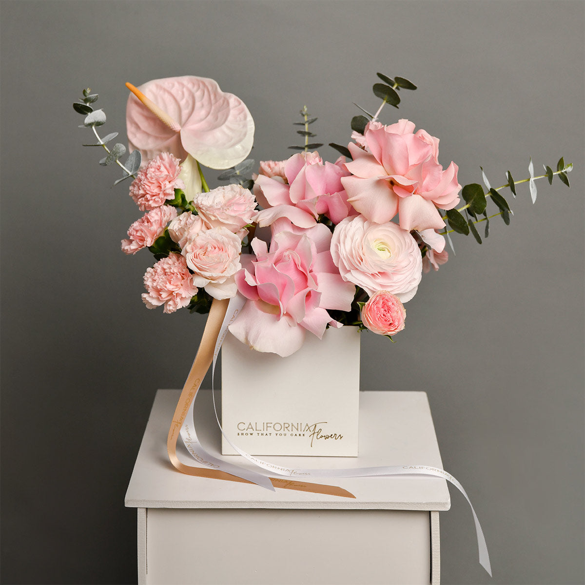 Aranjament floral in cutie cu anthurium, miniroze si ranunculus, 4, Californiaflowers.ro