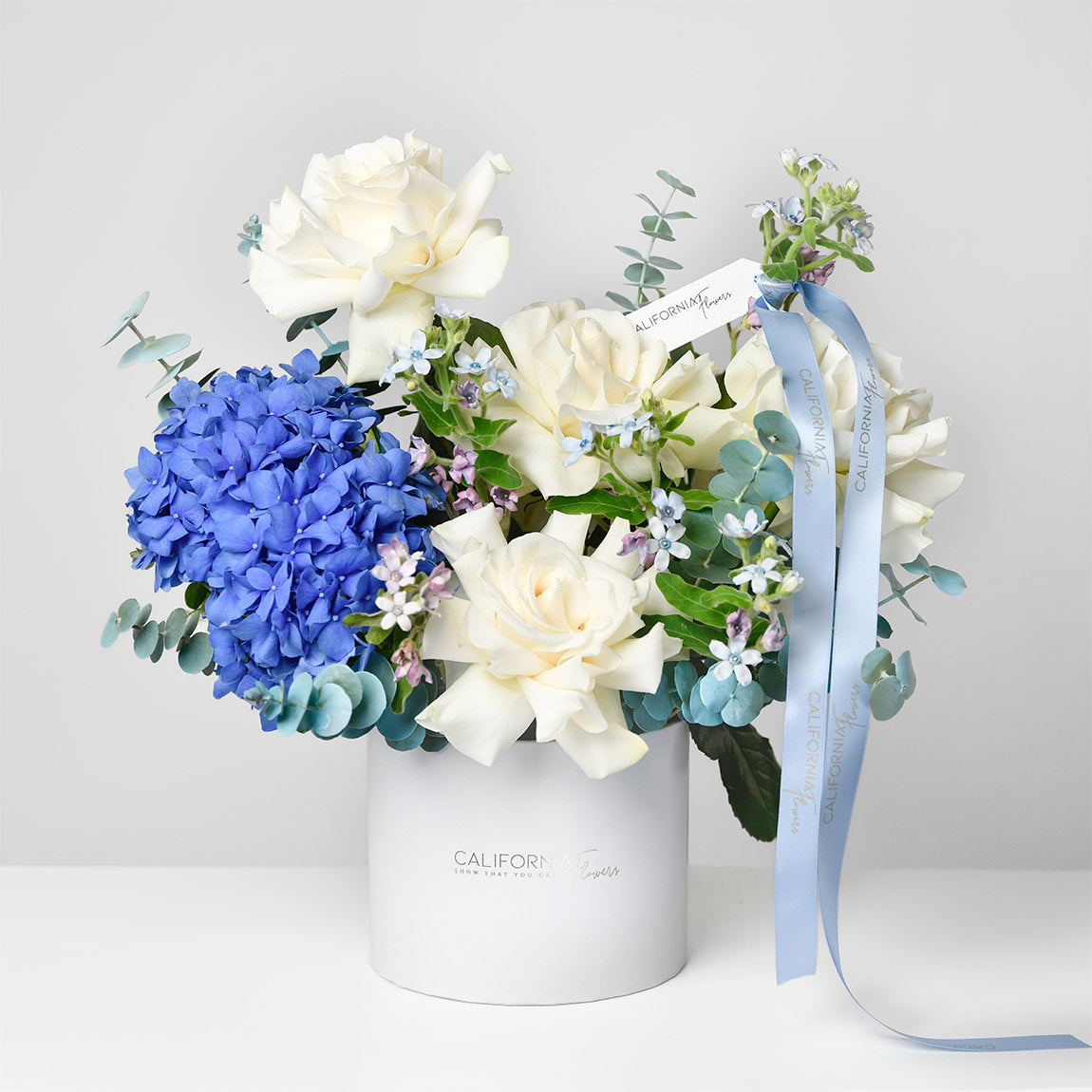 Livrare flori Bucuresti - California Flowers, Aranjament floral in cutie cu hortensie si trandafiri, Californiaflowers.ro