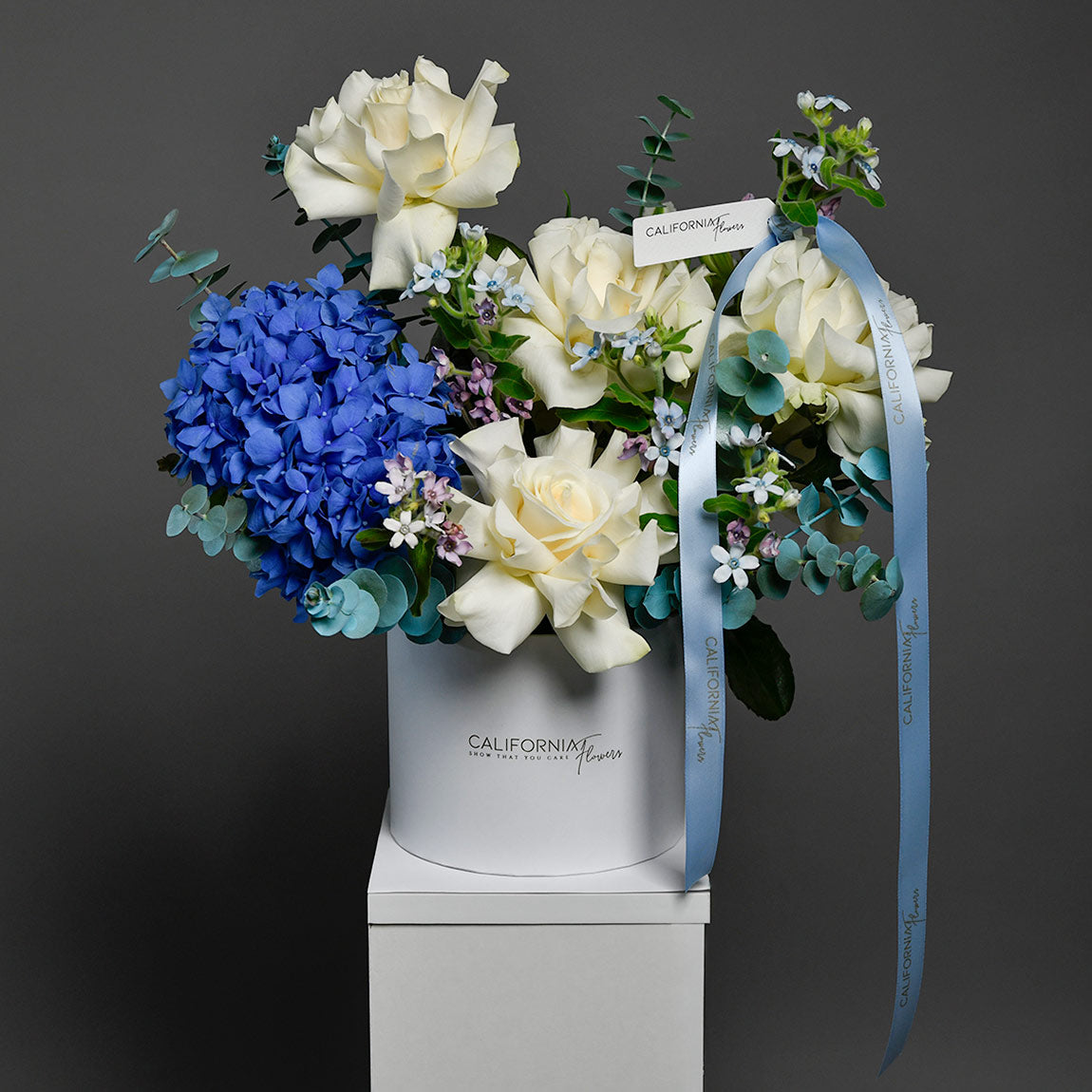 Aranjament floral in cutie cu hortensie si trandafiri, 3, Californiaflowers.ro
